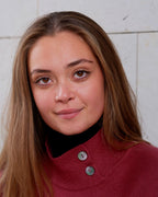 Cashmere poncho i pinot red med høj hals og knapper – 100 % mongolsk cashmere.