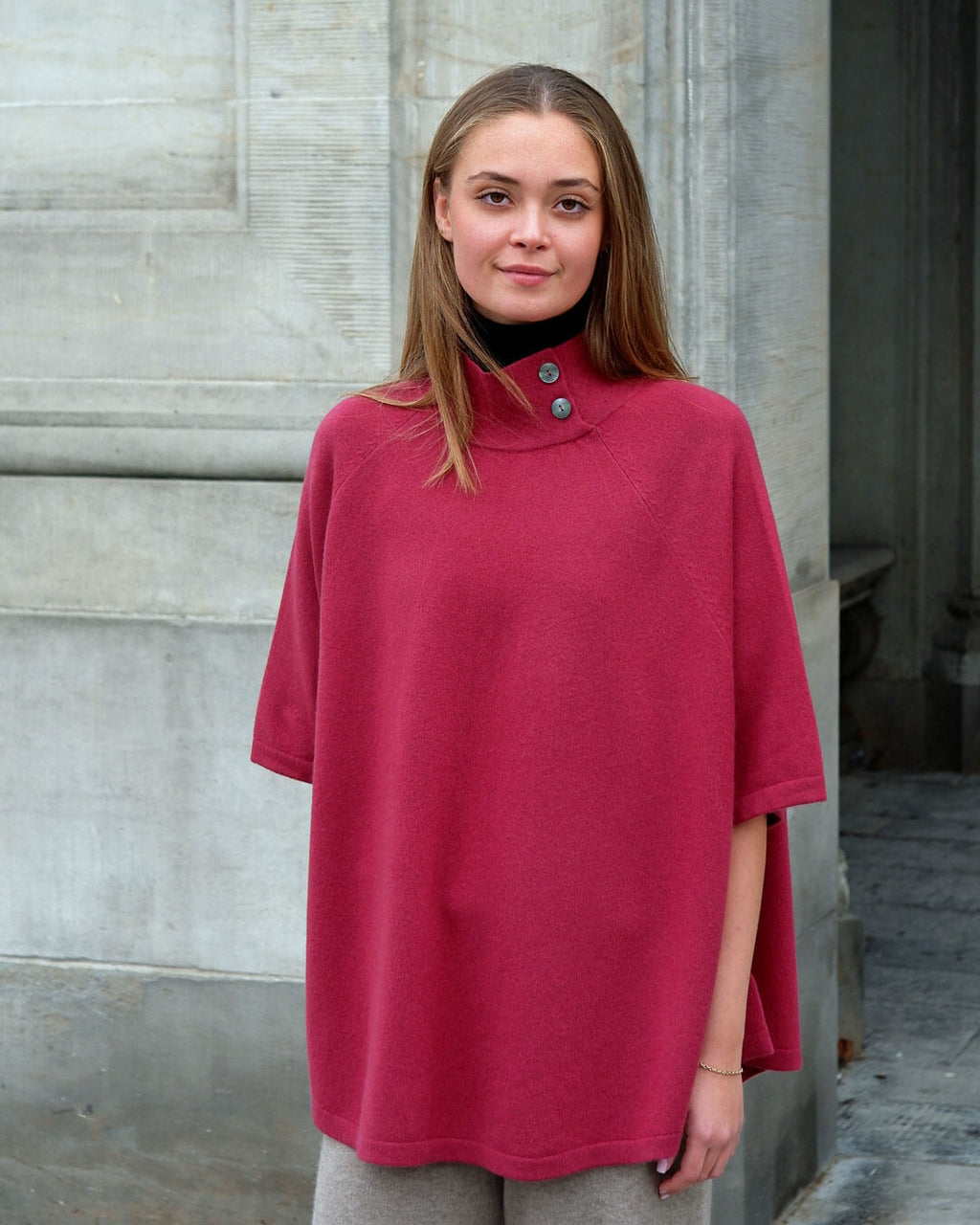 Pinot Red cashmere poncho med løs pasform og elegant fald, fremstillet i Mongoliet.