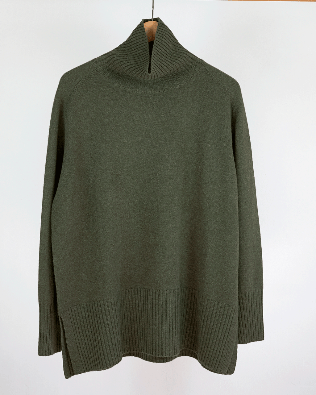 Cashmere sweater med sadelskuldre og løs pasform i army green på bøjle