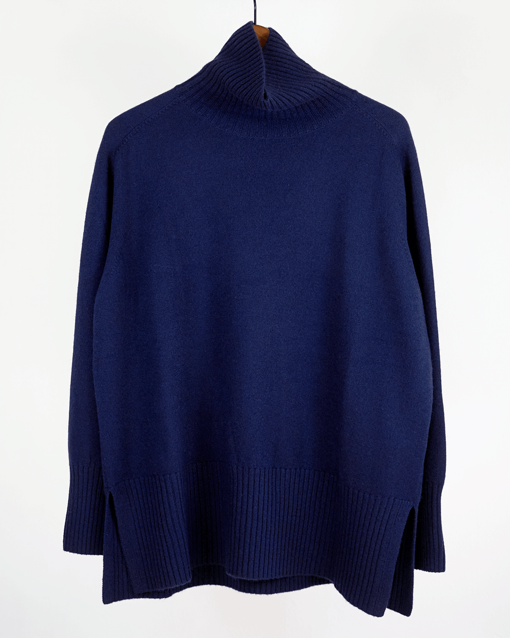 Klassisk cashmere sweater med sadelskuldre og løs pasform i dark navy på bøjle