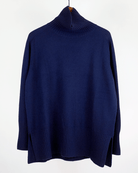 Klassisk cashmere sweater med sadelskuldre og løs pasform i dark navy på bøjle
