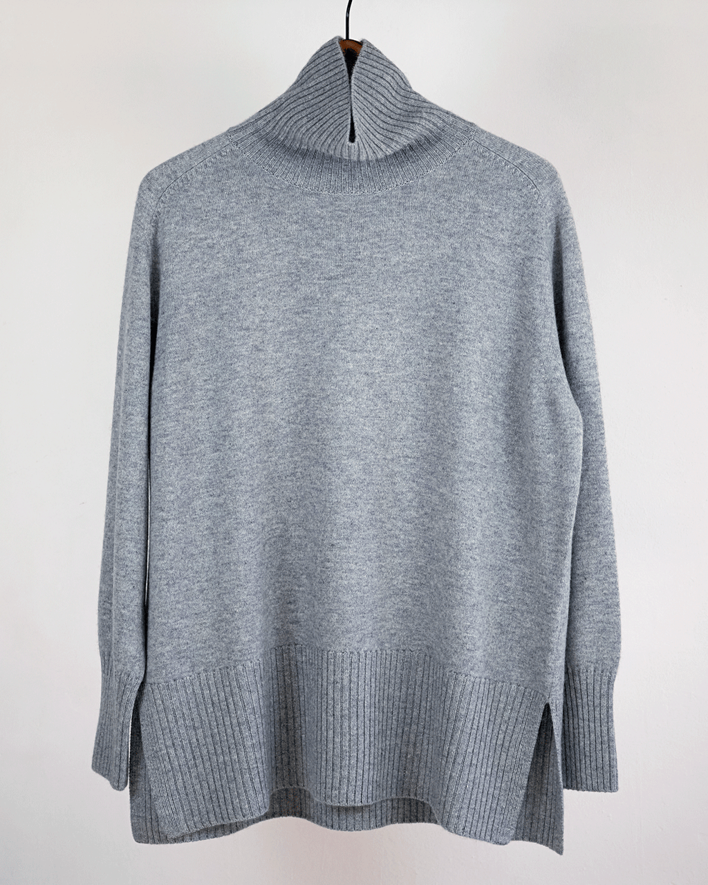 Cashmere sweater med sadelskuldre og løs pasform i soft grey på bøjle