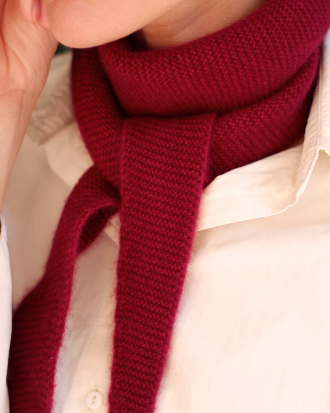 Saraana cashmere trekanttørklæde i Bordeaux – nærbillede af hals og rillestrik.