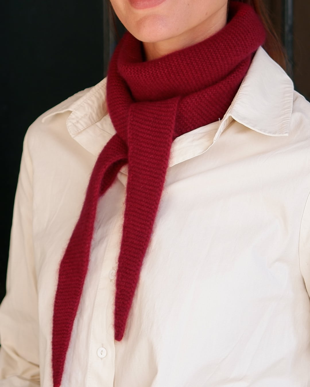Model med Saraana cashmere trekanttørklæde i Bordeaux, set tæt på.