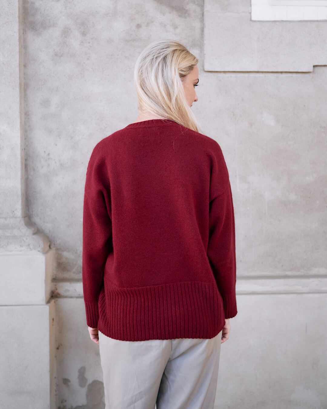 Model iført cashmere trøje med høj rib i bordeaux set bagfra