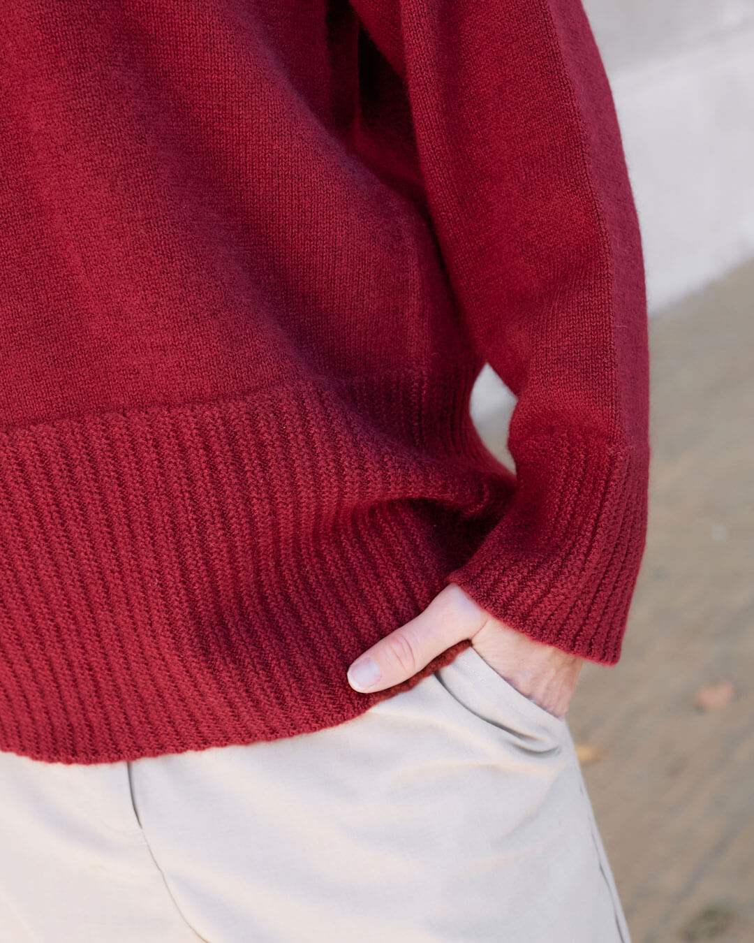 Detalje cashmere trøje med høj rib i Bordeaux