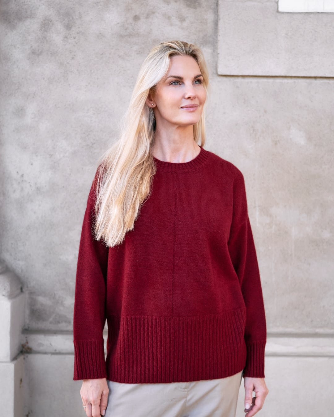 Model iført Saran trøje i bordeaux mongolsk cashmere, set forfra