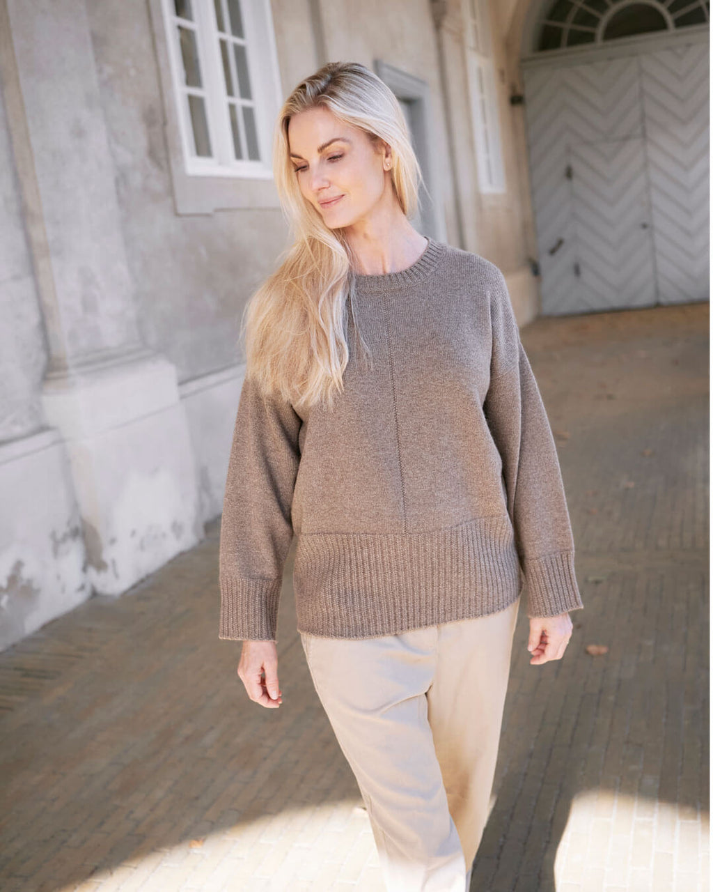 Model  iført cashmere trøje med høj rib i Natural Taupe