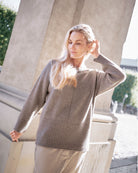 Modeli sollys med xashmere trøje med høj rib i Natural Taupe