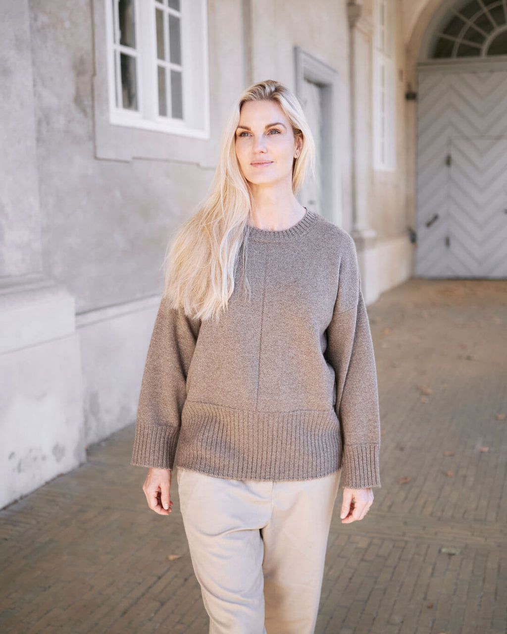 Cashmere trøje med høj rib i Natural Taupe