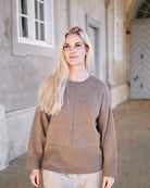 Model iført Saran trøje i taupe mongolsk cashmere, set forfra