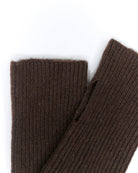 Nærbillede af ribstrikken på yakuld håndledsvarmere i natural dark brown.