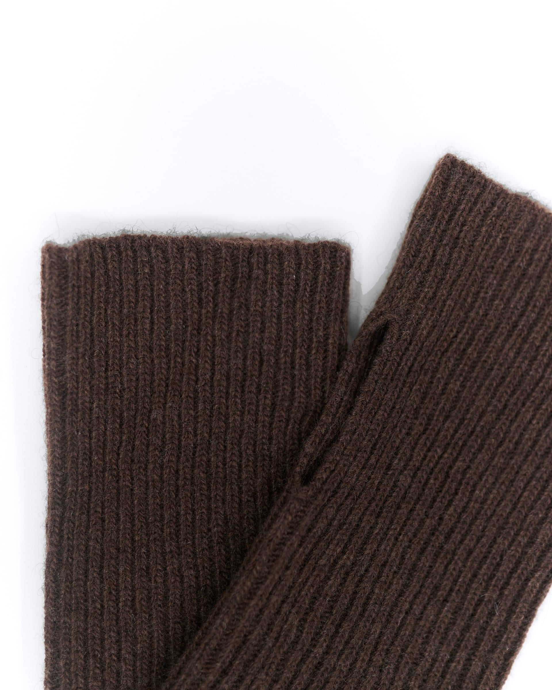 Nærbillede af ribstrikken på yakuld håndledsvarmere i natural dark brown.