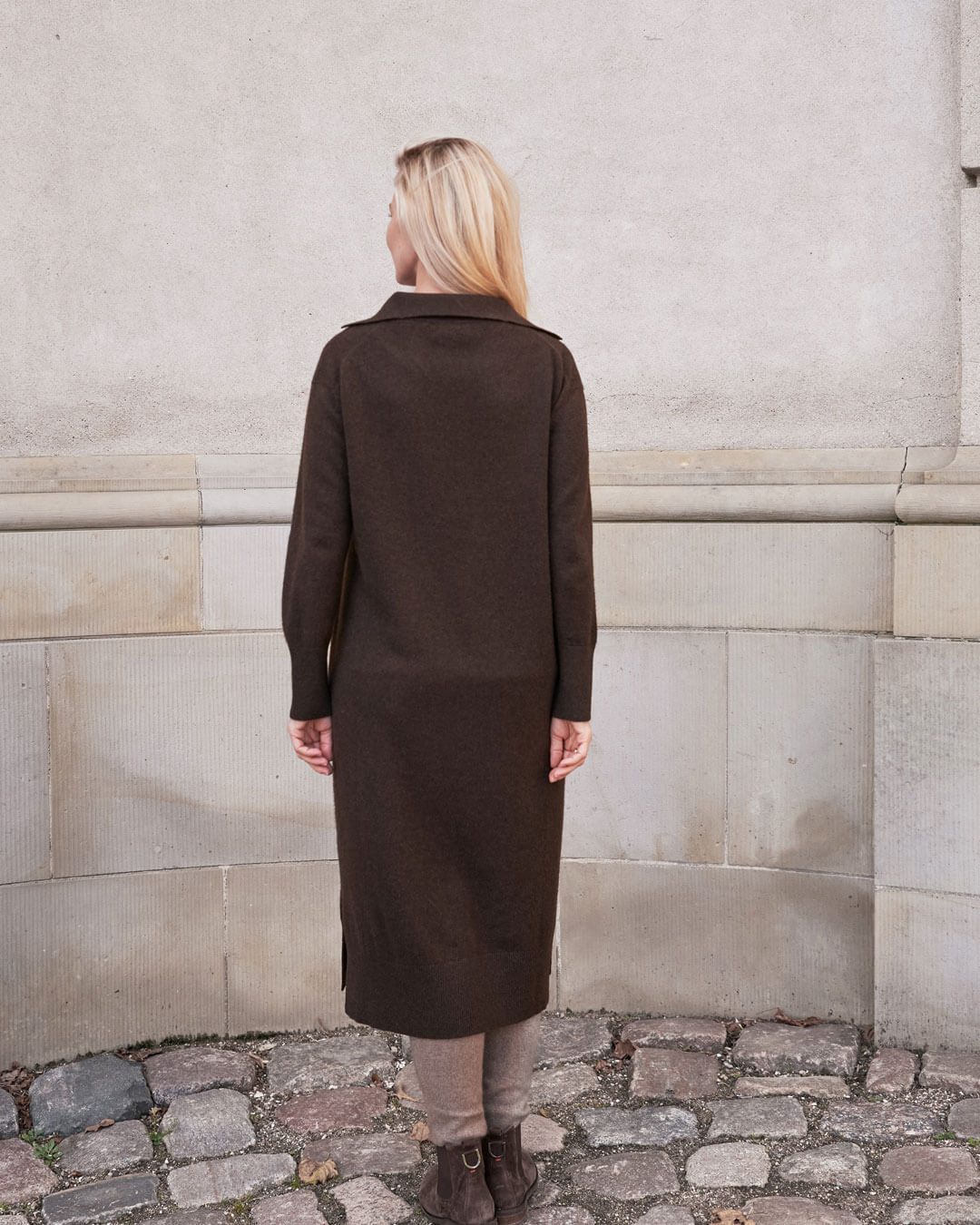 Model iført yakuld kjole set bagfra.