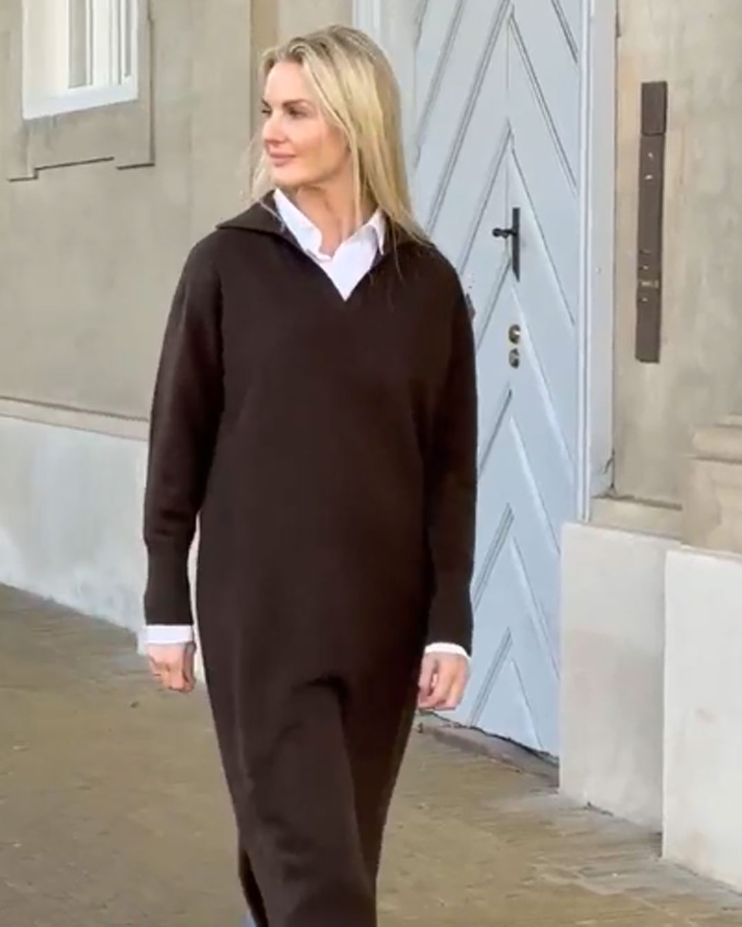 Yakuld kjole i Yak Mocha – stylet afslappet over jeans.