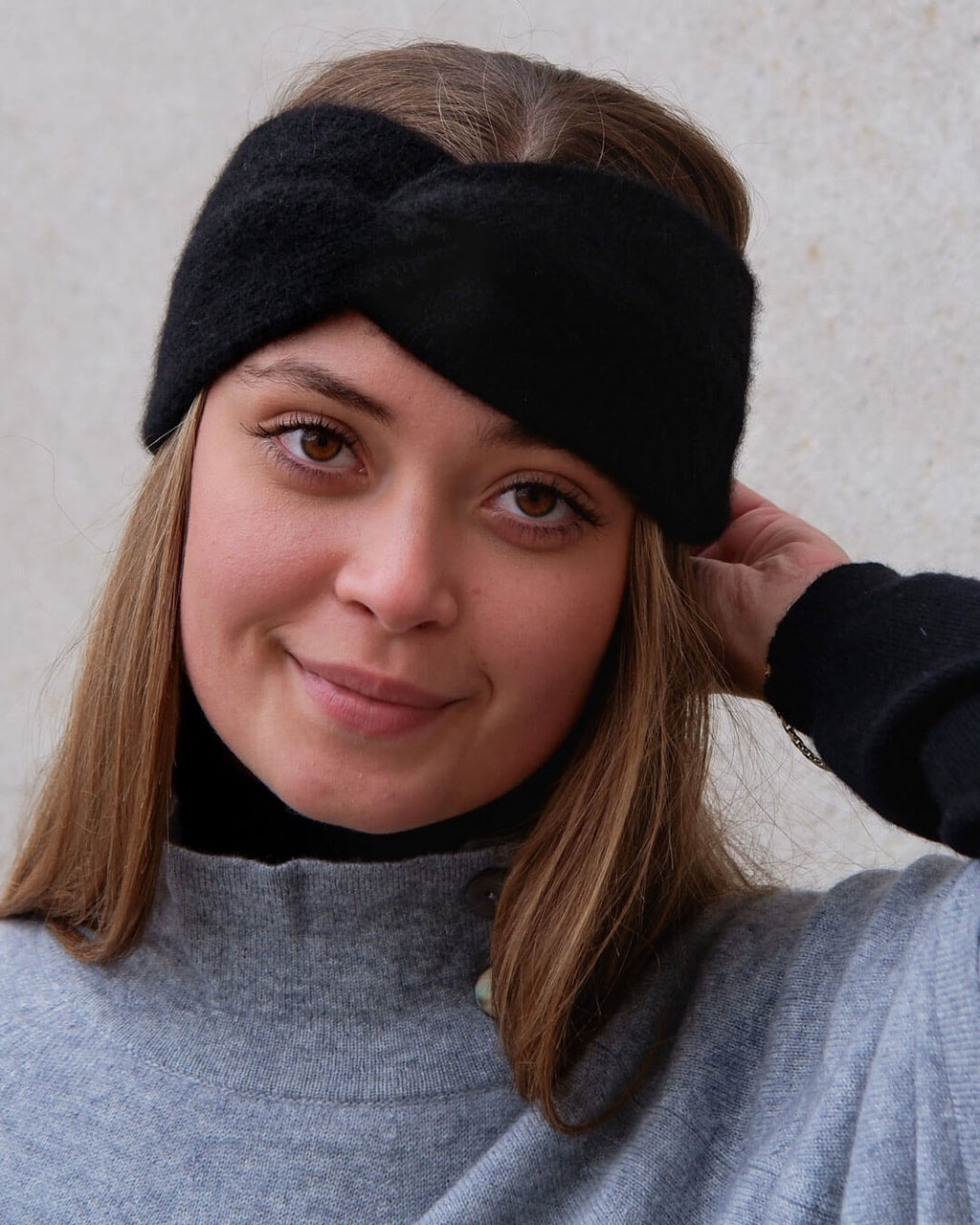 Soft grey cashmere poncho – elegant og afslappet design i mongolsk cashmere.