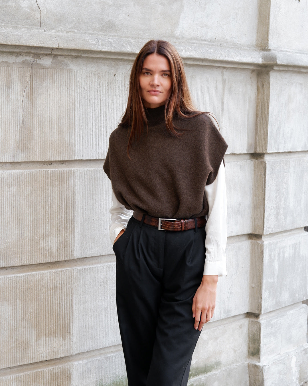 Model iført Solongo yakuld vest i natural melange, set forfra