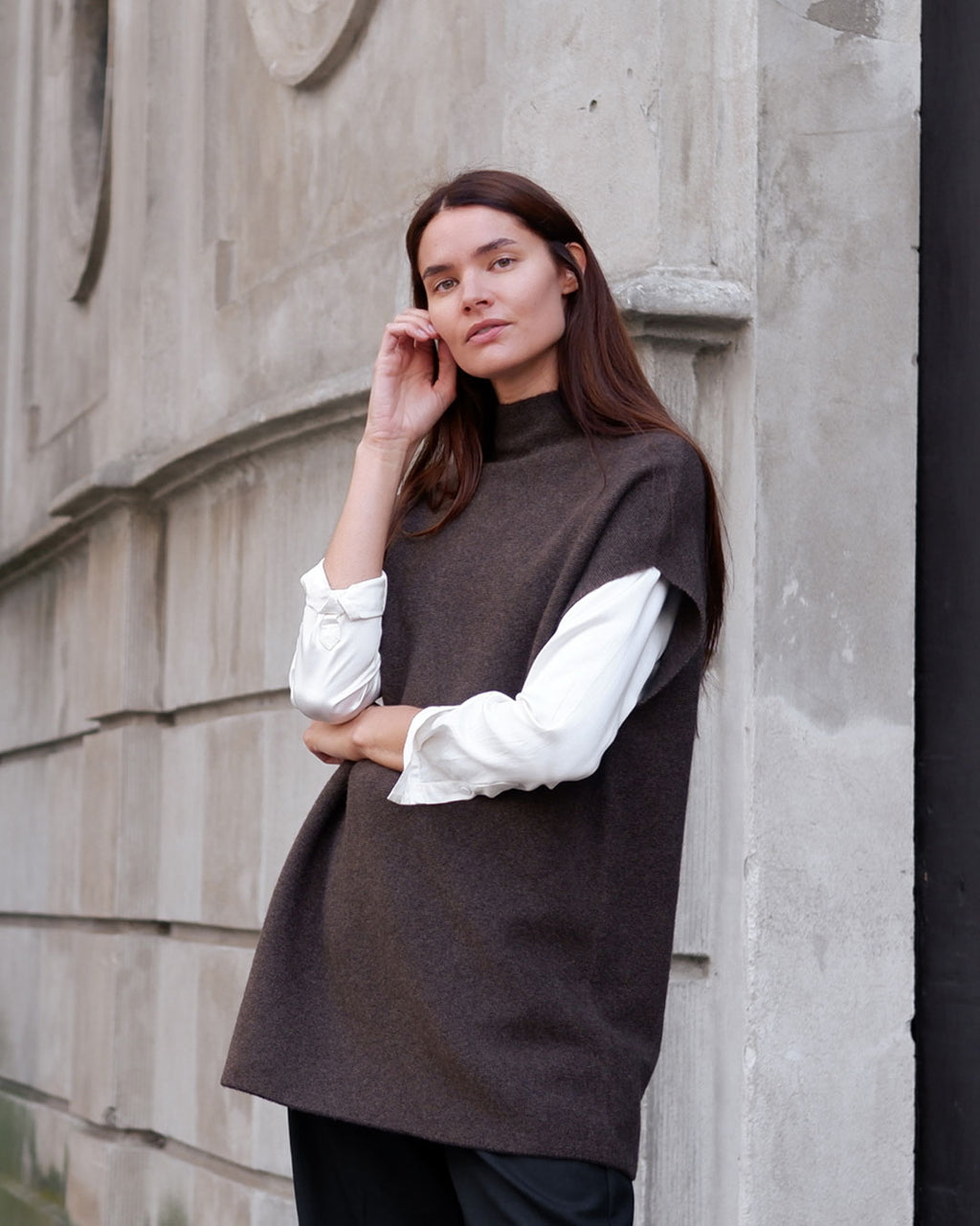 Model med yakuld vest over hvid bluse.