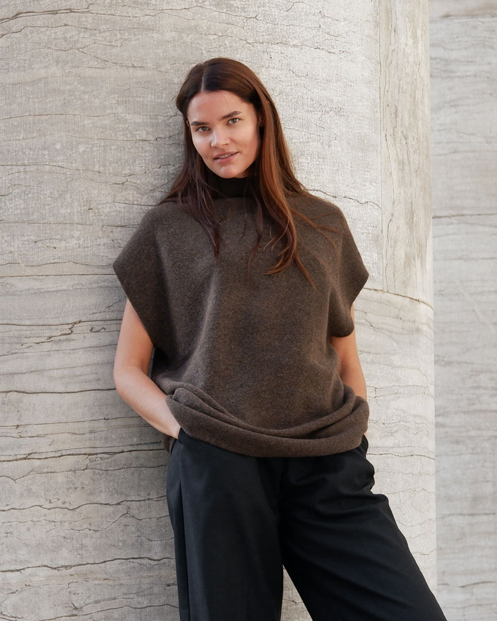 Model med yakuld vest hængende løst