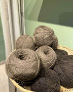 Kurv med yakuld garn i farverne mocha og dark brown.