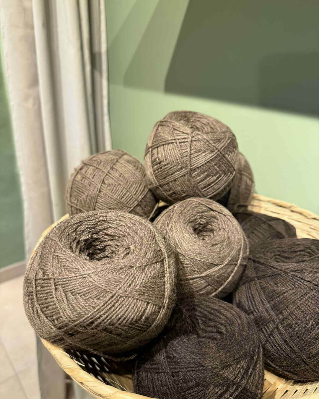 Kurv med yakuld garn i farverne mocha og dark brown.