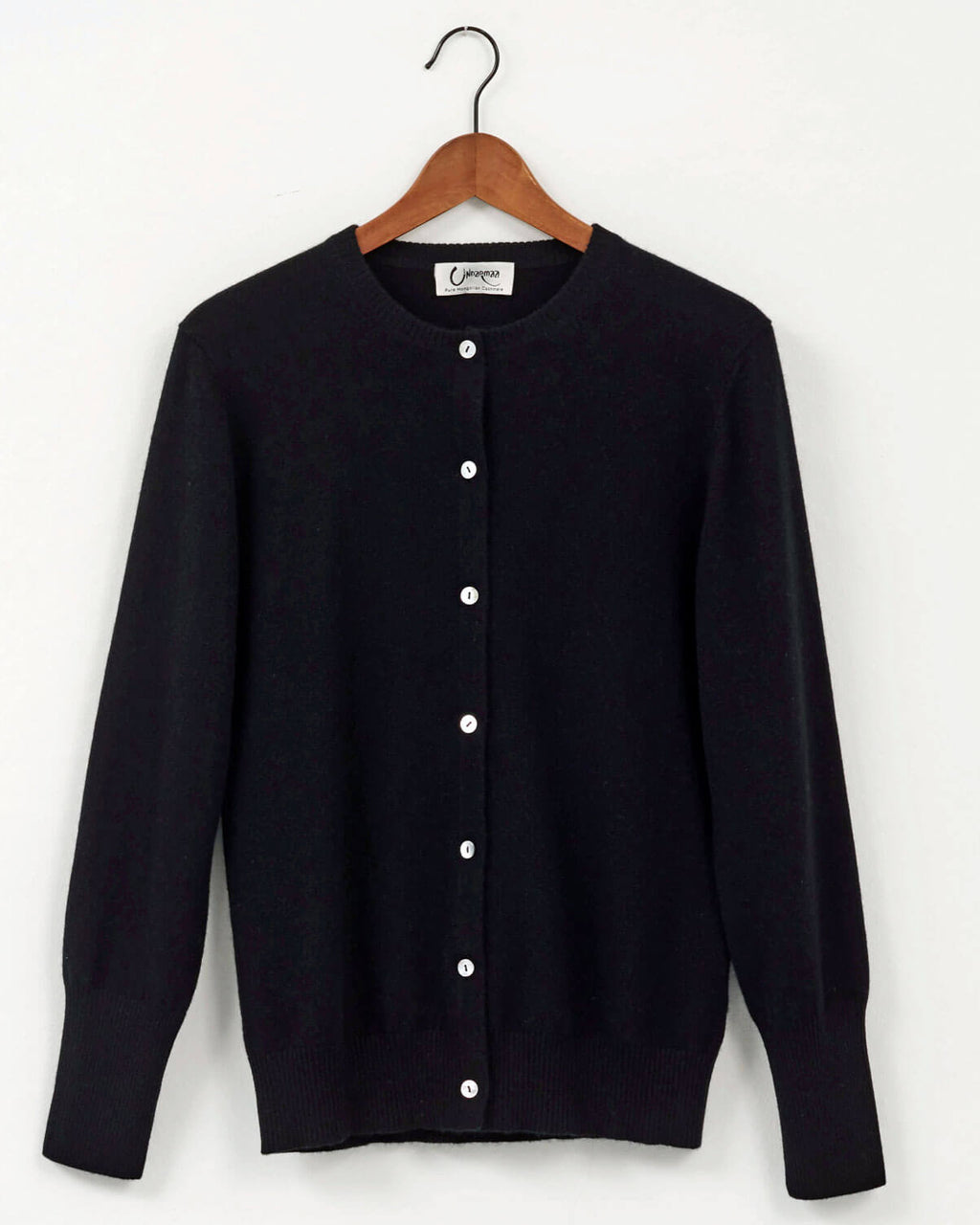 Nærbillede af sort cashmere cardigan med knapper