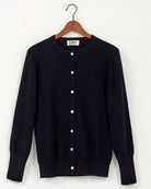 Nærbillede af sort cashmere cardigan med knapper