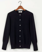Nærbillede af sort cashmere cardigan med knapper
