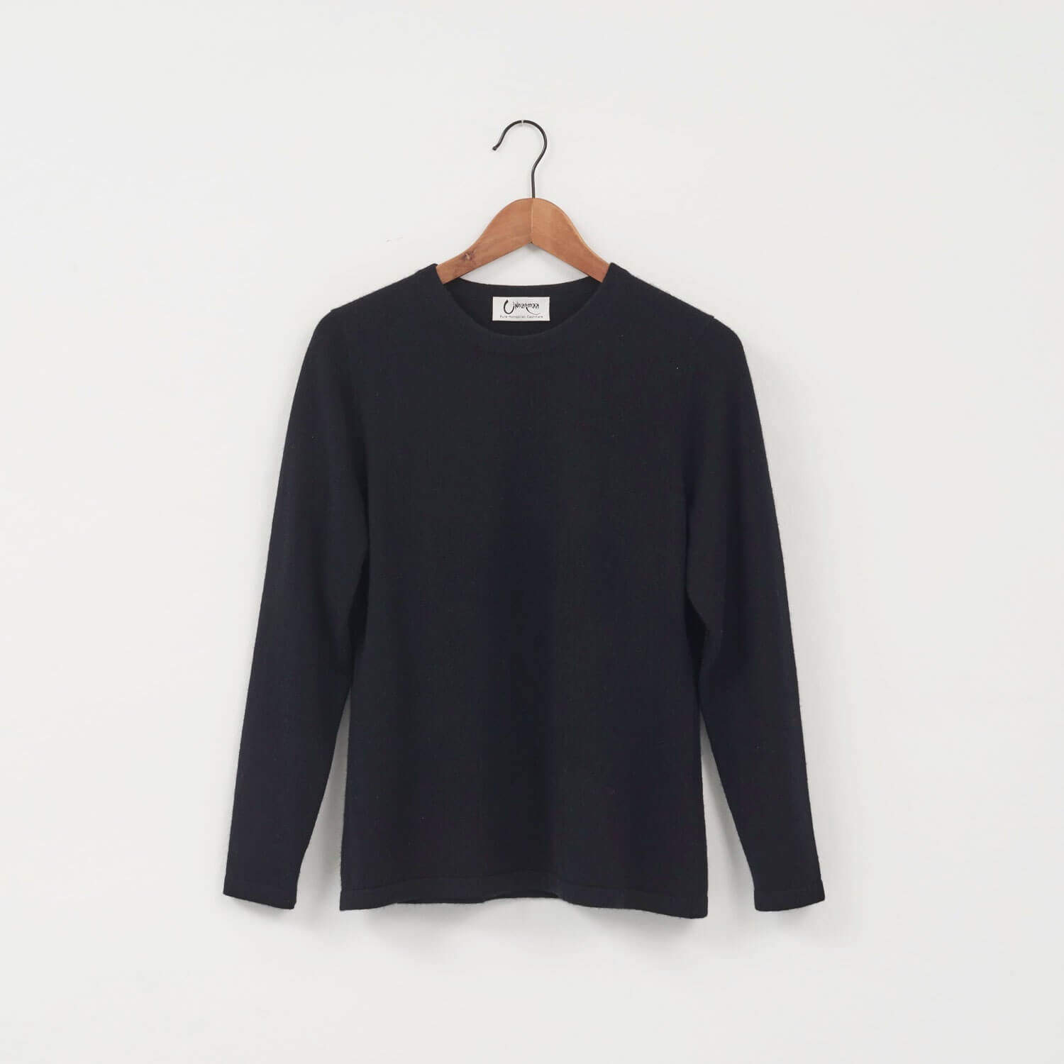 Undarmaa cashmere crewneck i sort på bøjle