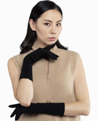 Elegante sorte cashmere handsker fra Undarmaa, perfekt til vinterbrug.