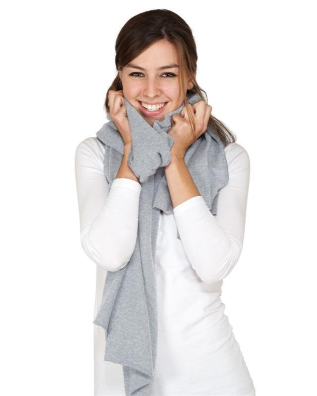 Kvinde med det store tætstrikkede cashmere tørklæde i lys grå.