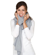 Kvinde med det store tætstrikkede cashmere tørklæde i lys grå.
