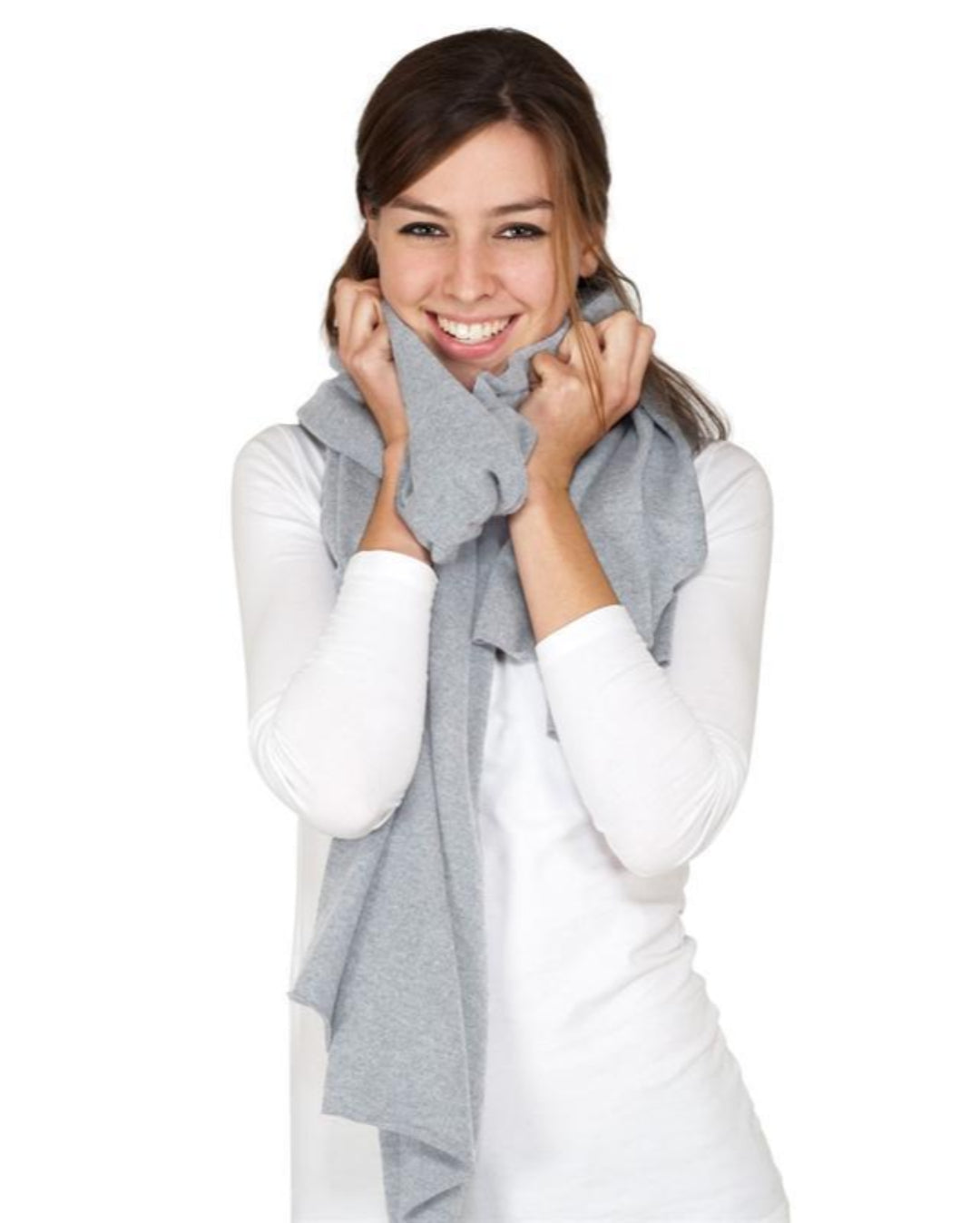 Kvinde med det store tætstrikkede cashmere tørklæde i lys grå.