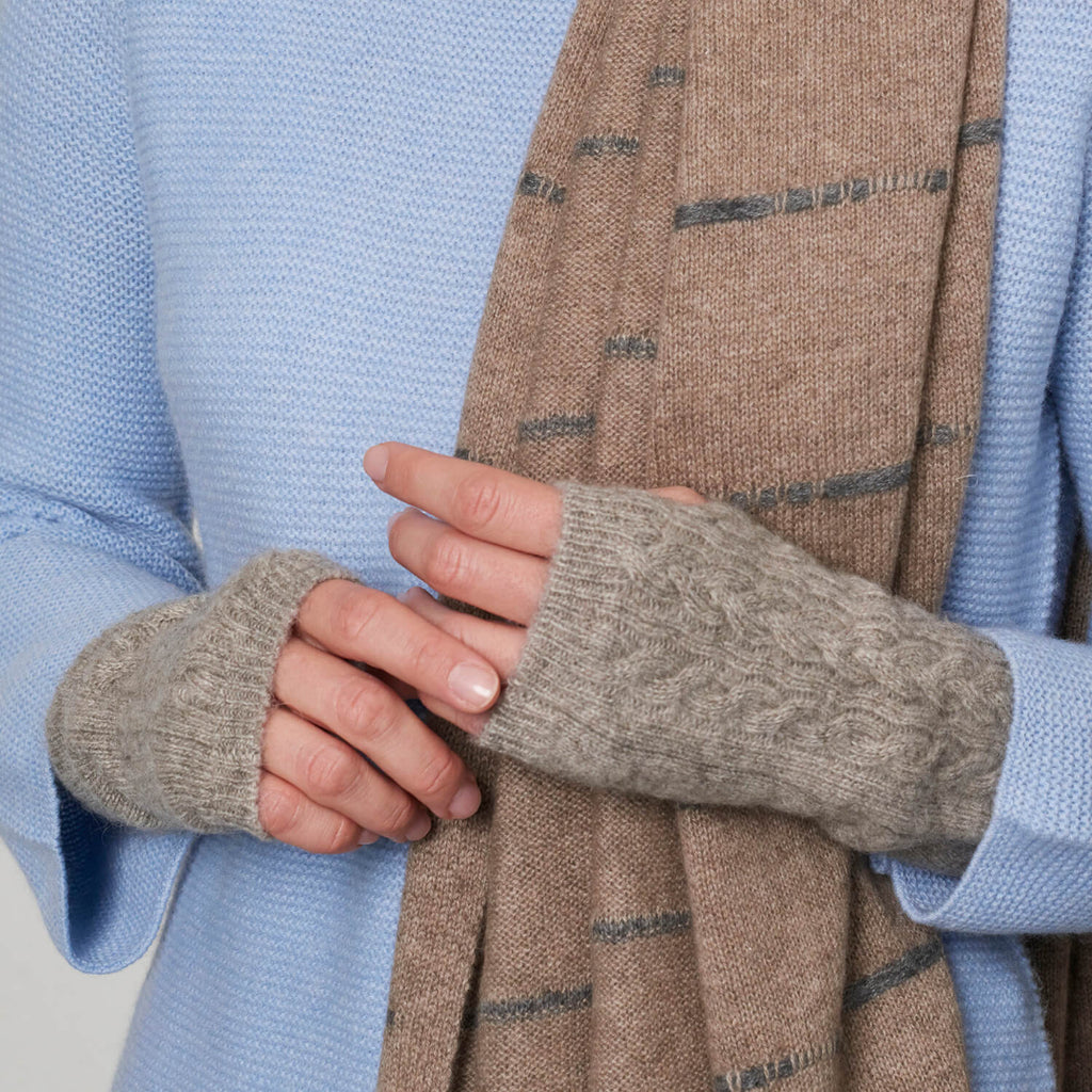 Nærbillede af cashmere tørklædet viser mønster med striber og struktur i stoffet.