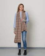 Helbillede af modellen, der viser det stribede cashmere tørklæde elegant draperet.
