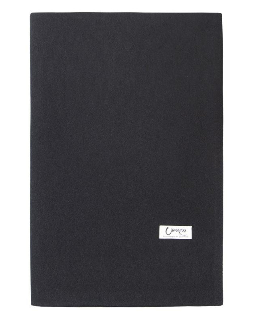 Det store cashmere tørklæde i sort ligger fladt og foldet.
