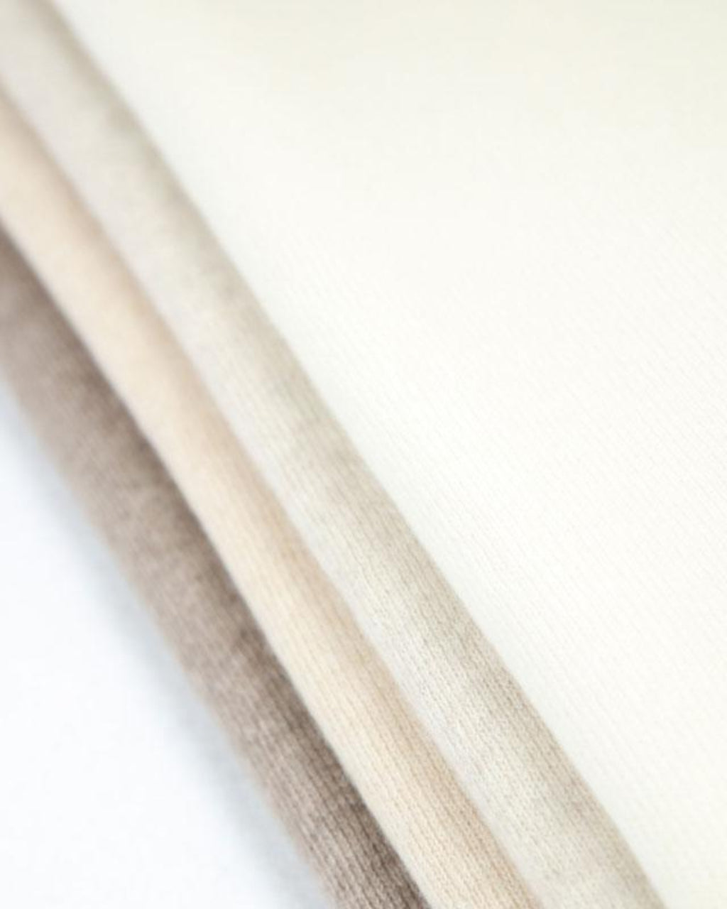 Her ses det store cashmere tørklæde i 4 naturfarver, hvid, lys gråbeige, lys beige og mørk gråbeige. 