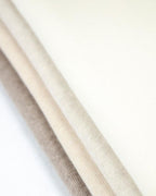 Her ses det store cashmere tørklæde i 4 naturfarver, hvid, lys gråbeige, lys beige og mørk gråbeige. 