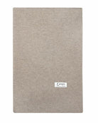 Det store naturfarvede cashmere tørklæde i mørk gråbeige ligger fladt.
