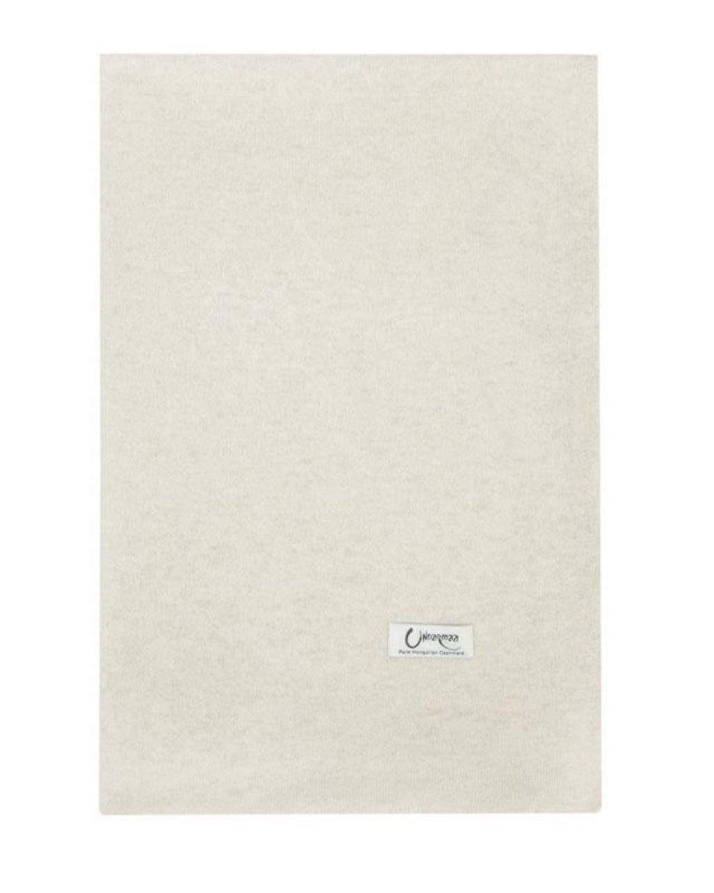 Det store naturfarvede cashmere tørklæde i lys gråbeige ligger fladt.