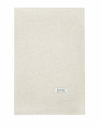 Det store naturfarvede cashmere tørklæde i lys gråbeige ligger fladt.