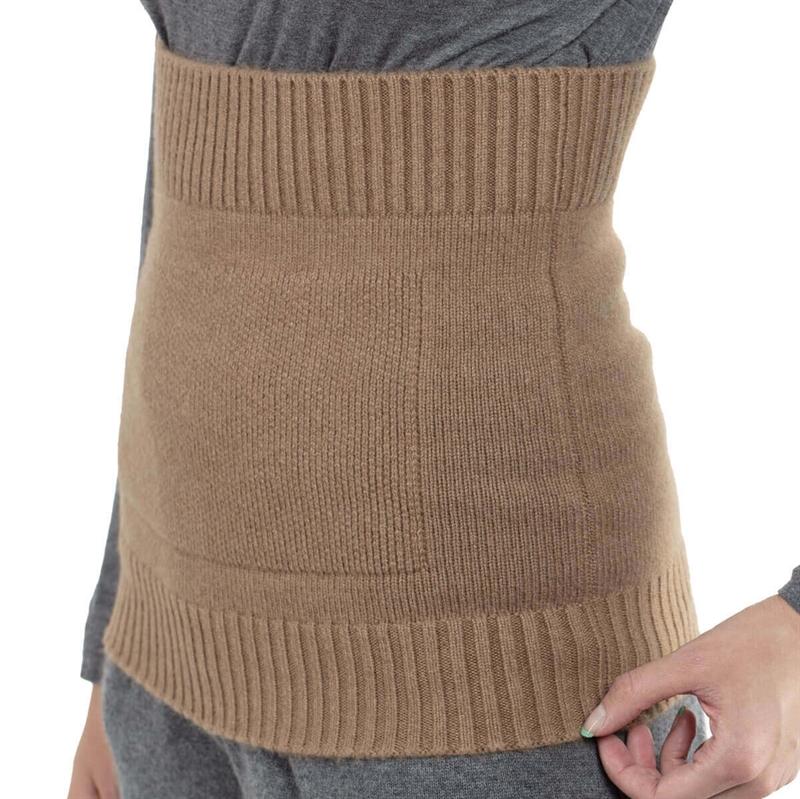 Model set fra siden iført strikket kamelulds lændebælte.