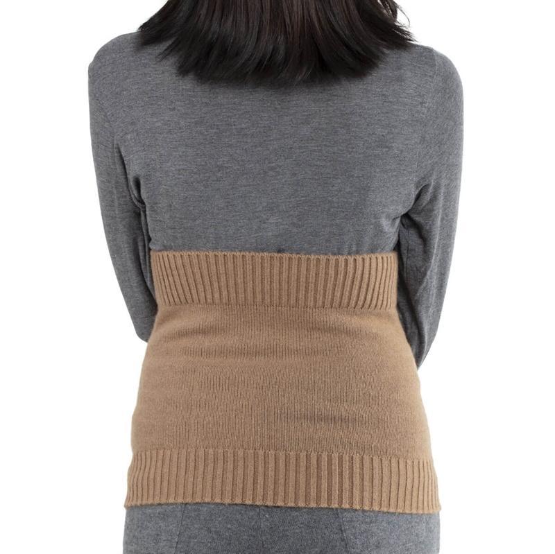 Model set bagfra iført strikket kamelulds lændebælte.