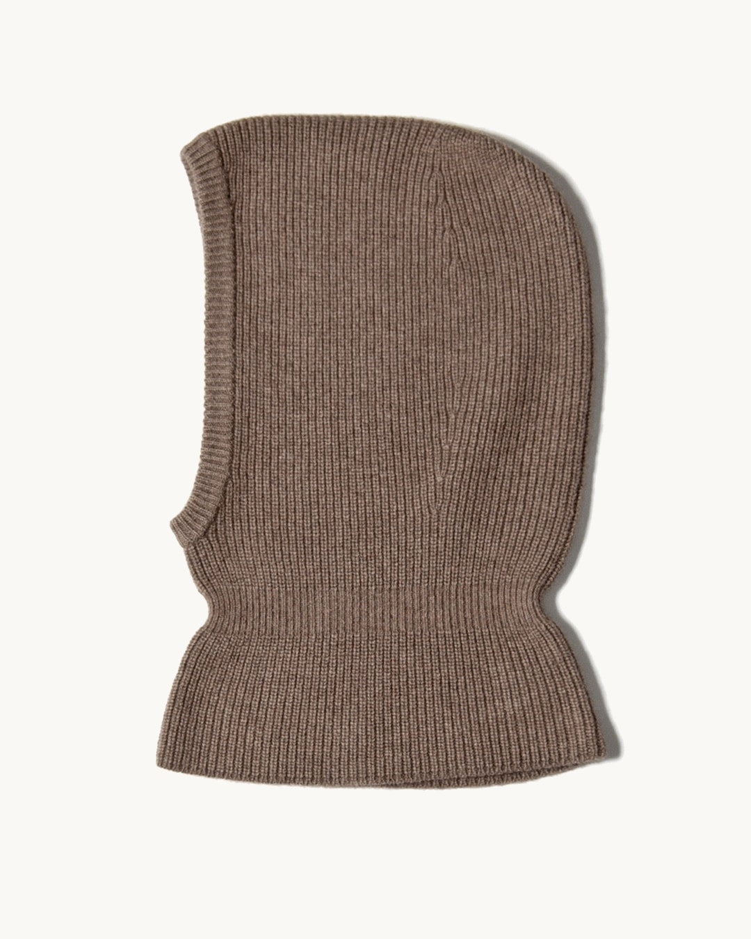 Sutai balaclava i natural taupe, på lys baggrund
