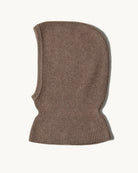 Sutai balaclava i natural taupe, på lys baggrund
