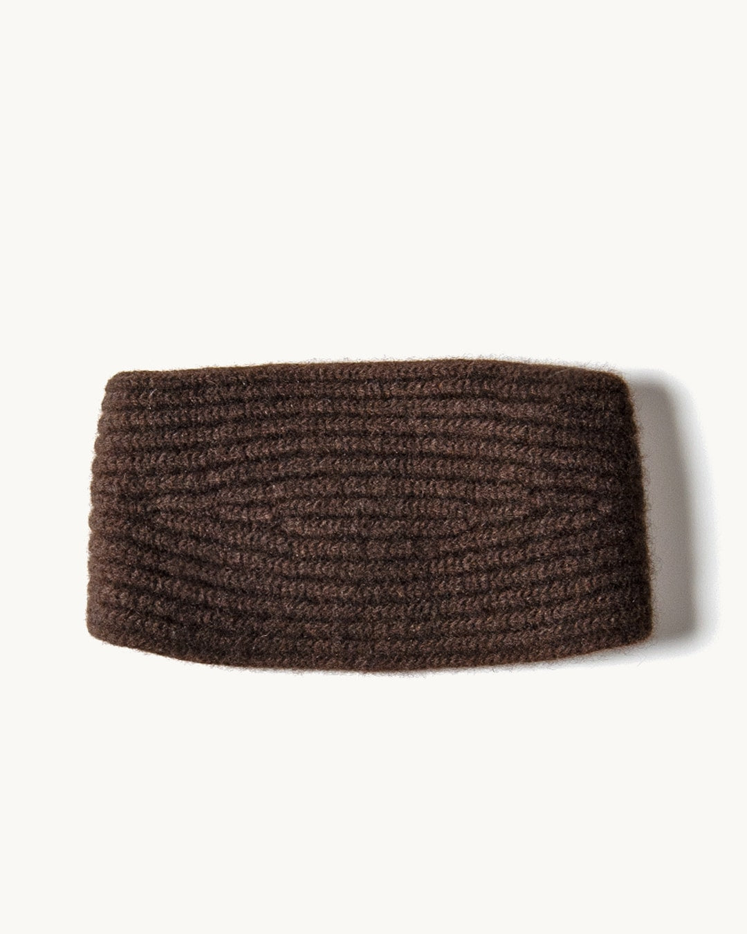 Suvd pandebånd i natural dark brown, set bagfra, på lys baggrund
