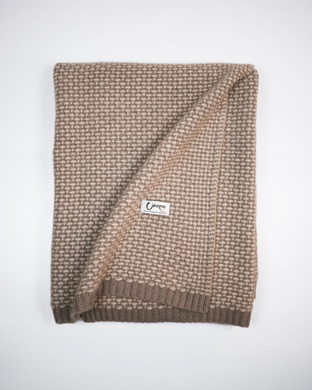 Taiga cashmere plaid i farverne natural taupe og natural sand, foldet med synligt mønster og Undarmaa-label.