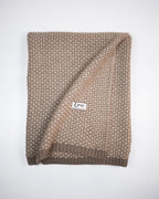 Taiga cashmere plaid i farverne natural taupe og natural sand, foldet med synligt mønster og Undarmaa-label.