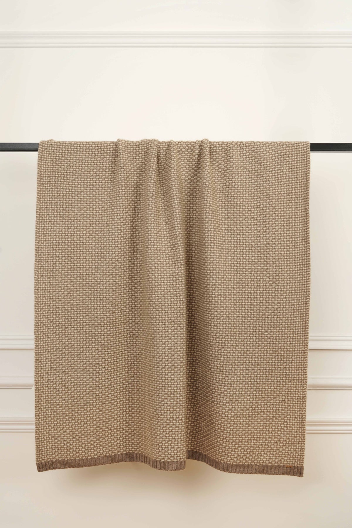 Taiga cashmere plaid i natural taupe og natural sand, hængende med tydeligt strikket mønster.