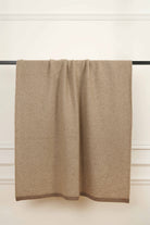 Taiga cashmere plaid i natural taupe og natural sand, hængende med tydeligt strikket mønster.